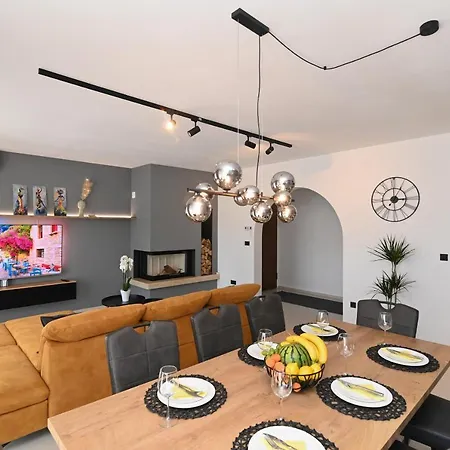 Blu - Private Heated Pool And Billiard